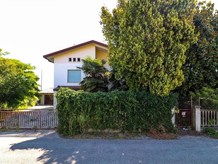 Casa con 9 locali in vendita in Via Macchiavelli, Gruaro