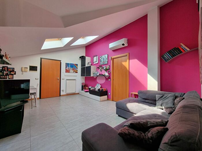 Appartamento trilocale in vendita in Via Mirabello, Carugate