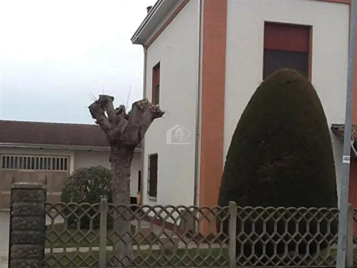 Casa con 20 locali in vendita in Suzzara