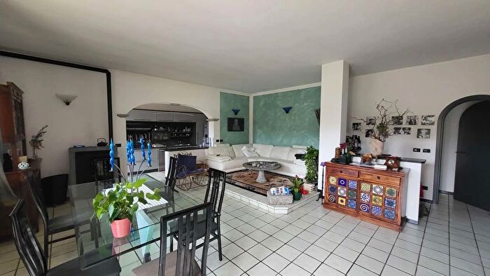 Casa con 5 locali in vendita in GatticoVeruno