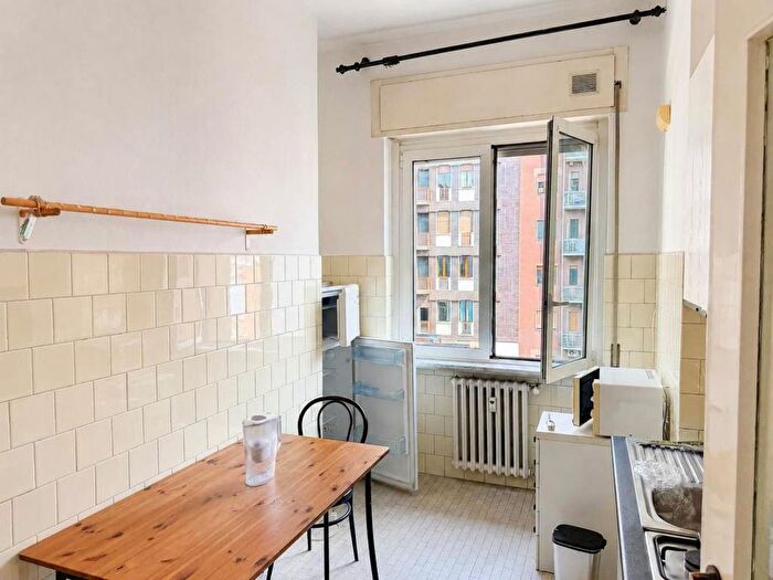 Appartamento trilocale in affitto in Via Guglielmo Corrado Röntgen, Bocconi, Milano