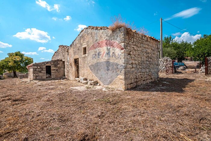 Casa con 10 locali in vendita in Calanchi Snc, Modica