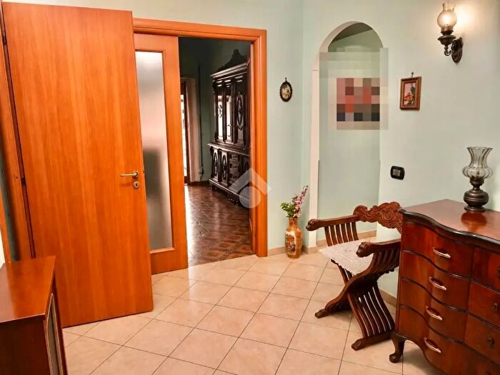 Appartamento trilocale in vendita in Via Impruneta, Roma