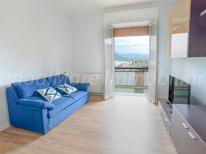 Appartamento trilocale in affitto in Via I Maggio, Vado Centro, Vado Ligure