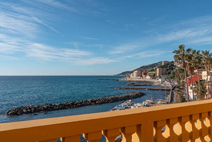 Appartamento con 11 locali in vendita in Corso Giuseppe Garibaldi, Imperia