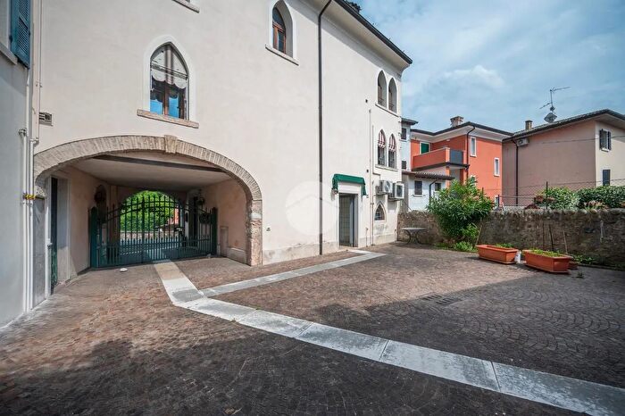 Appartamento trilocale in vendita in Via Monte Baldo, Costermano