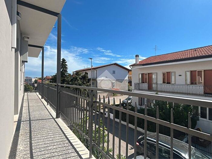 Appartamento trilocale in affitto in Via campo di giove, Ospedale, Pescara