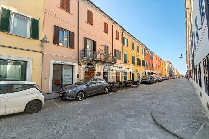 Casa con 5 locali in vendita in Via Cavour, Massa