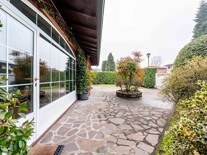 Casa con 8 locali in vendita in Via Aldo Moro, Assago