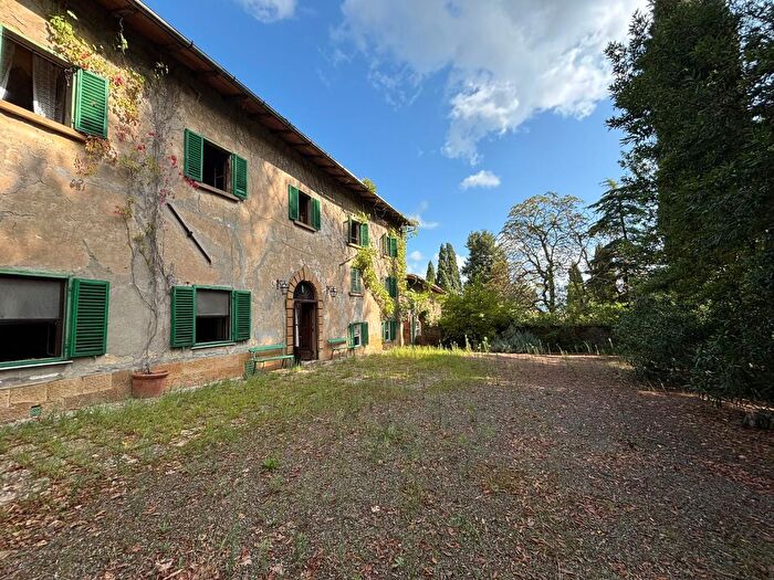Casa con 18 locali in vendita in Volterra