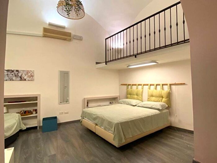 Appartamento monolocale in affitto in Via Monte di Dio, Santa Lucia, Napoli