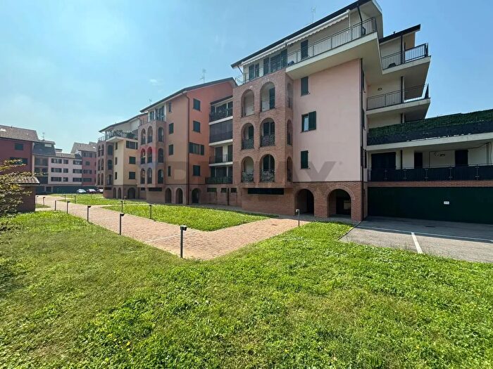 Appartamento trilocale in vendita in Via Toscana, Lacchiarella