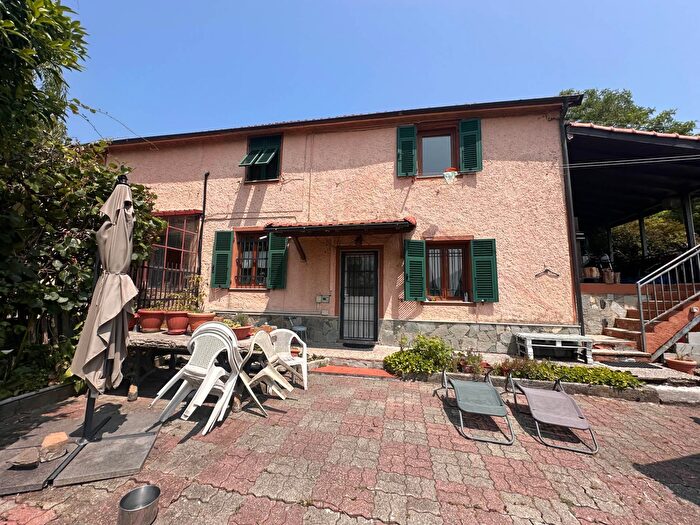 Casa con 6 locali in vendita in Via Inferiore Porcile, Genova