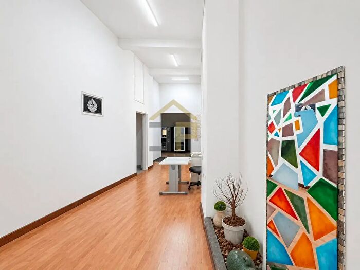 Appartamento con 8 locali in vendita in Via Giuseppe Crispi, Palermo