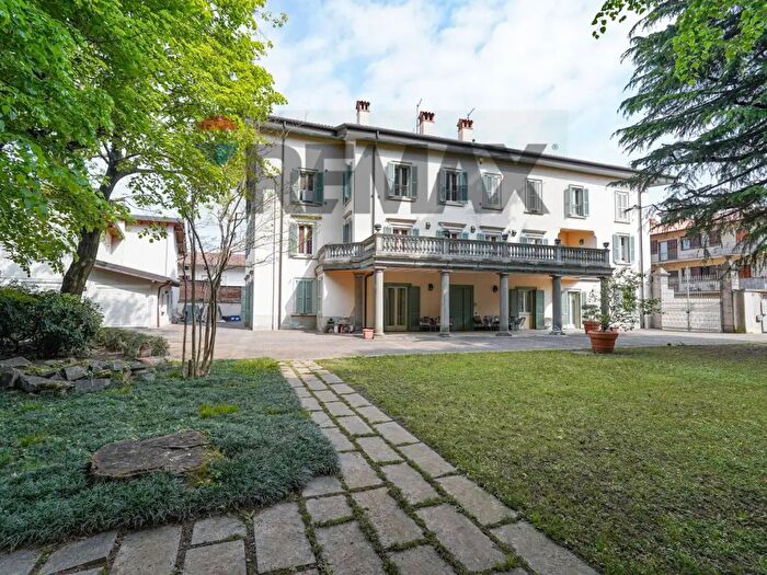 Casa con 12 locali in vendita in Via Arciprete Rota, Lallio