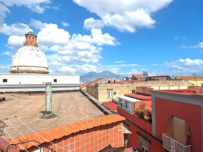Appartamento trilocale in vendita in Via Salvator Rosa, Napoli