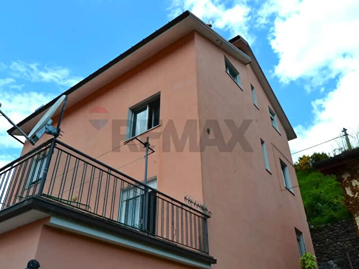 Appartamento con 10 locali in vendita in Rezzoaglio