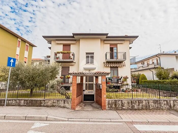 Appartamento con 5 locali in vendita in Via Galvani, Sommacampagna