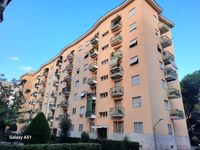 Appartamento trilocale in vendita in Via Tuscolana, Roma