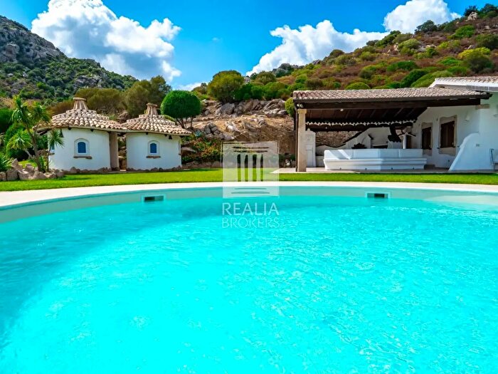 Casa con 12 locali in vendita in Via Petru Alluttu, Olbia