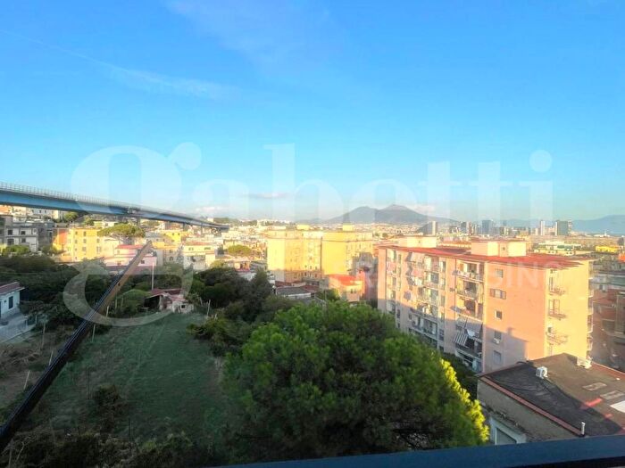 Appartamento trilocale in affitto in Via Michele Guadagno, San Carlo All'Arena, Napoli