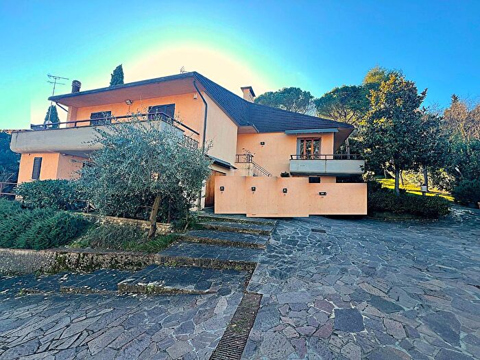 Casa con 11 locali in vendita in Montelupo Fiorentino