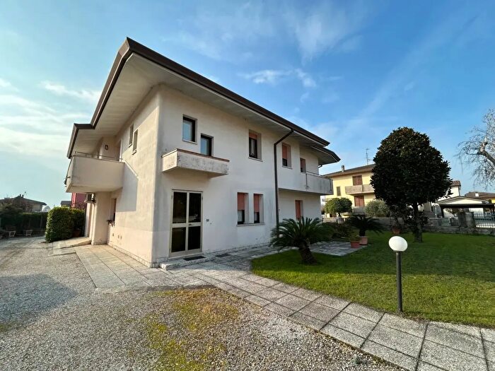 Casa con 7 locali in vendita in Via Giuseppe Mazzini, Boschi SantAnna