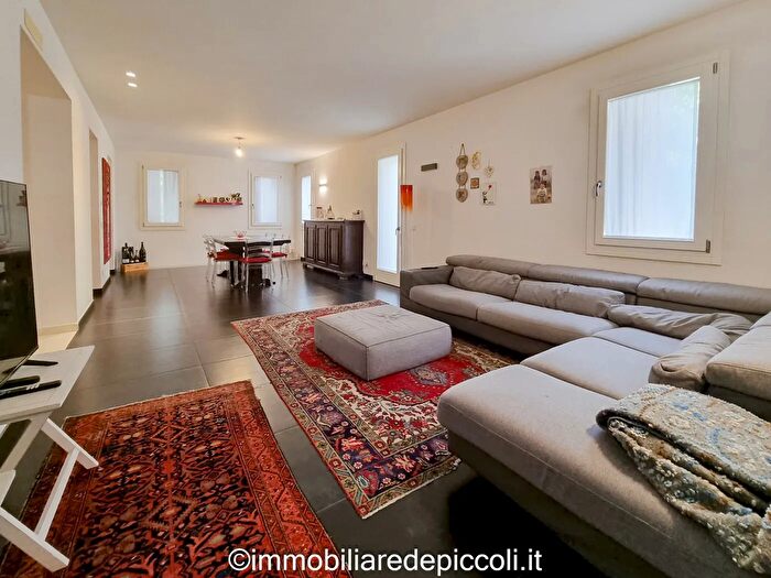Casa con 9 locali in vendita in San Dona Di Piave