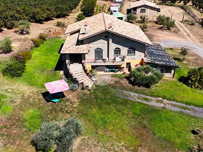 Casa con 10 locali in vendita in Via Fontana Cupola, Nepi