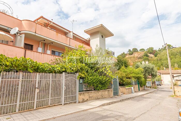 Appartamento trilocale in vendita in Via del Campo Sportivo, Riano