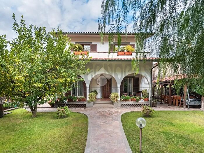 Casa con 7 locali in vendita in Via Venezia, Ciampino