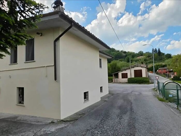 Casa con 6 locali in vendita in Gagliole
