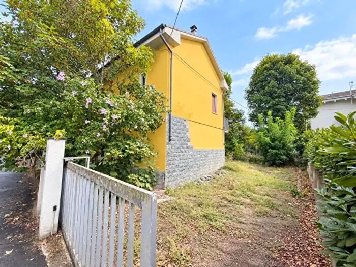 Casa con 6 locali in vendita in Via Silvio Pellico, Canelli