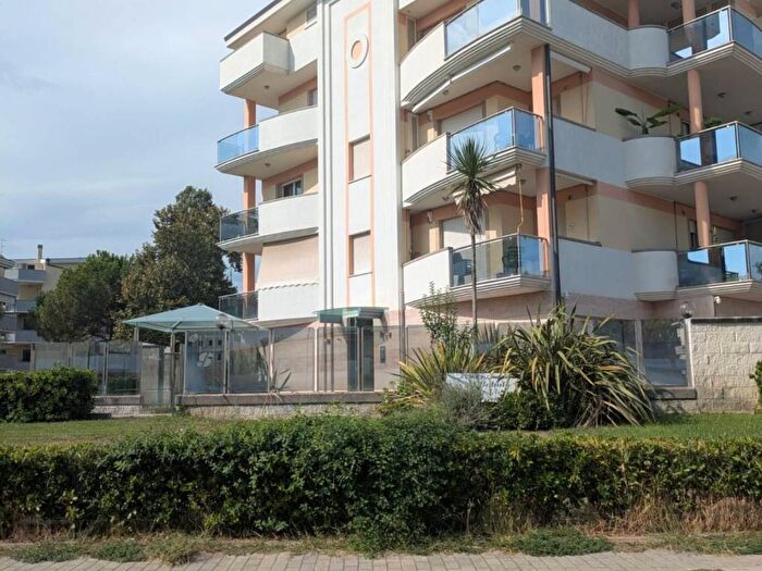 Appartamento trilocale in affitto in Viale Primo Vere, Pineta, Pescara