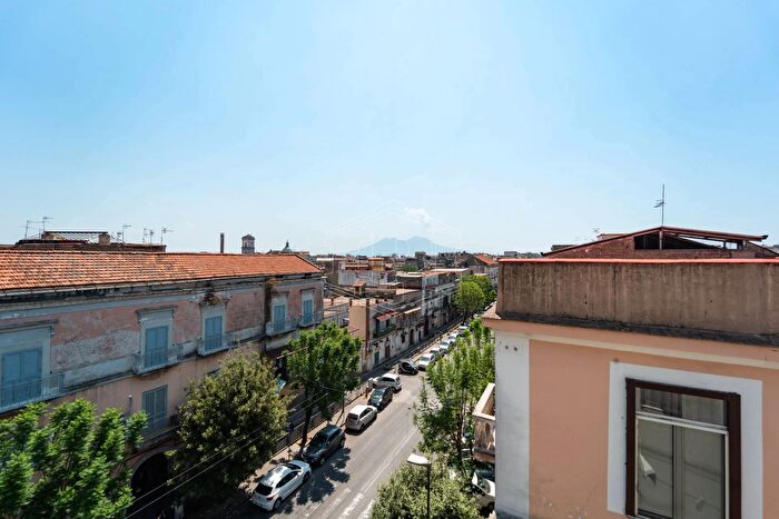 Appartamento con 8 locali in vendita in Corso Secondigliano, Napoli