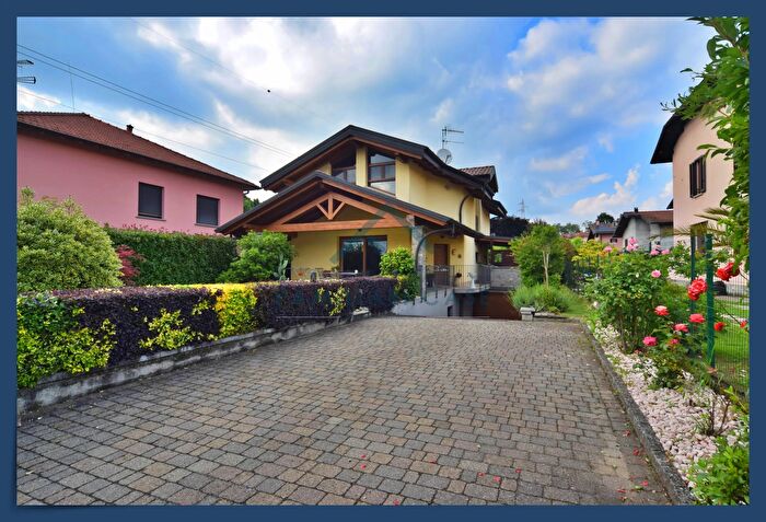 Casa con 5 locali in vendita in Via Rebuschini, Besozzo