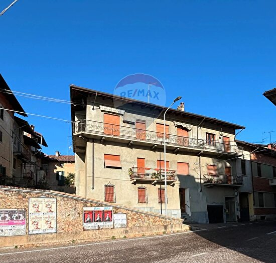 Appartamento con 10 locali in vendita in Via Roma, Masserano