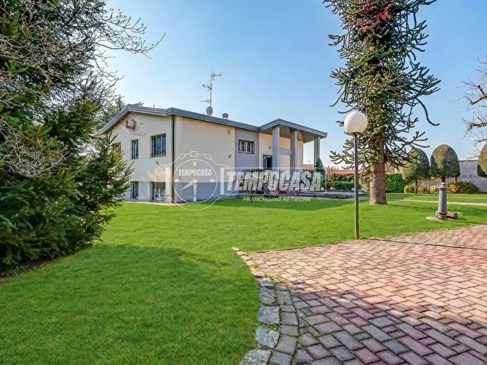 Casa con 6 locali in vendita in Via Milano, Casorate Sempione