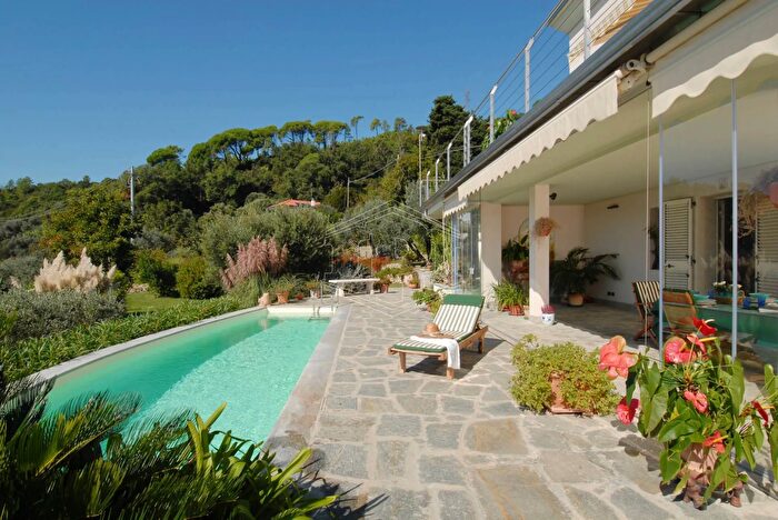 Casa con 11 locali in vendita in Via alla Croce, Varazze