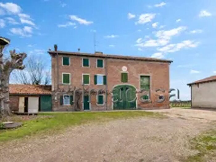 Casa con 9 locali in vendita in Carpi