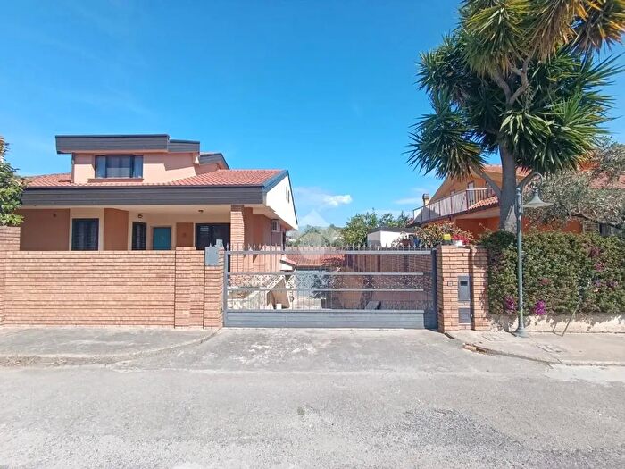 Casa con 6 locali in vendita in Viale Venezia, Cropani