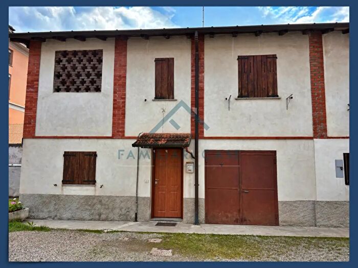 Casa trilocale in vendita in Via Vittorio Veneto, Azzate