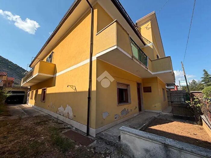 Appartamento quadrilocale in vendita in Via dei Martiri, Capistrello