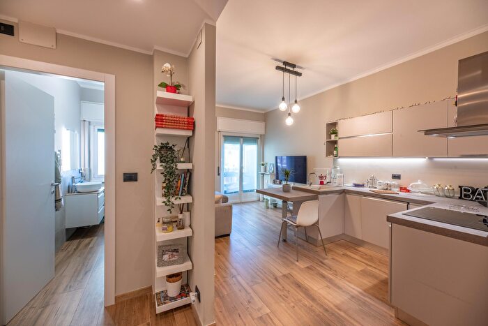 Appartamento trilocale in vendita in Via Enrico Hilyer Giglioli, Genova