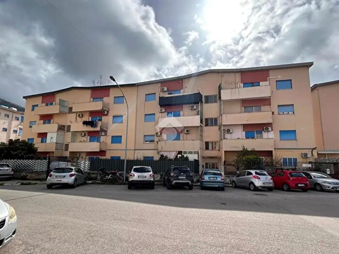 Appartamento quadrilocale in vendita in Via Andrea Raia, Palermo