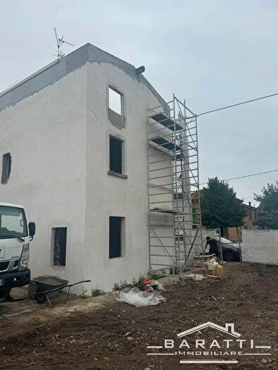 Casa con 8 locali in vendita in Castelnovo Di Sotto