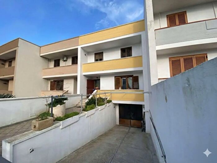 Casa con 9 locali in vendita in Casarano