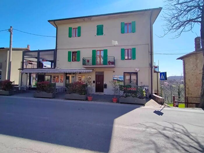Casa con 10 locali in vendita in Via IV Novembre, San Venanzo
