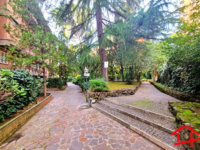 Appartamento con 6 locali in vendita in Piazza Ugo da Como, Roma