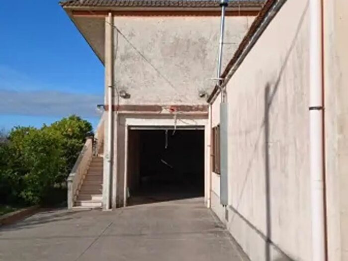 Casa con 6 locali in vendita in Via Carrara, Latina